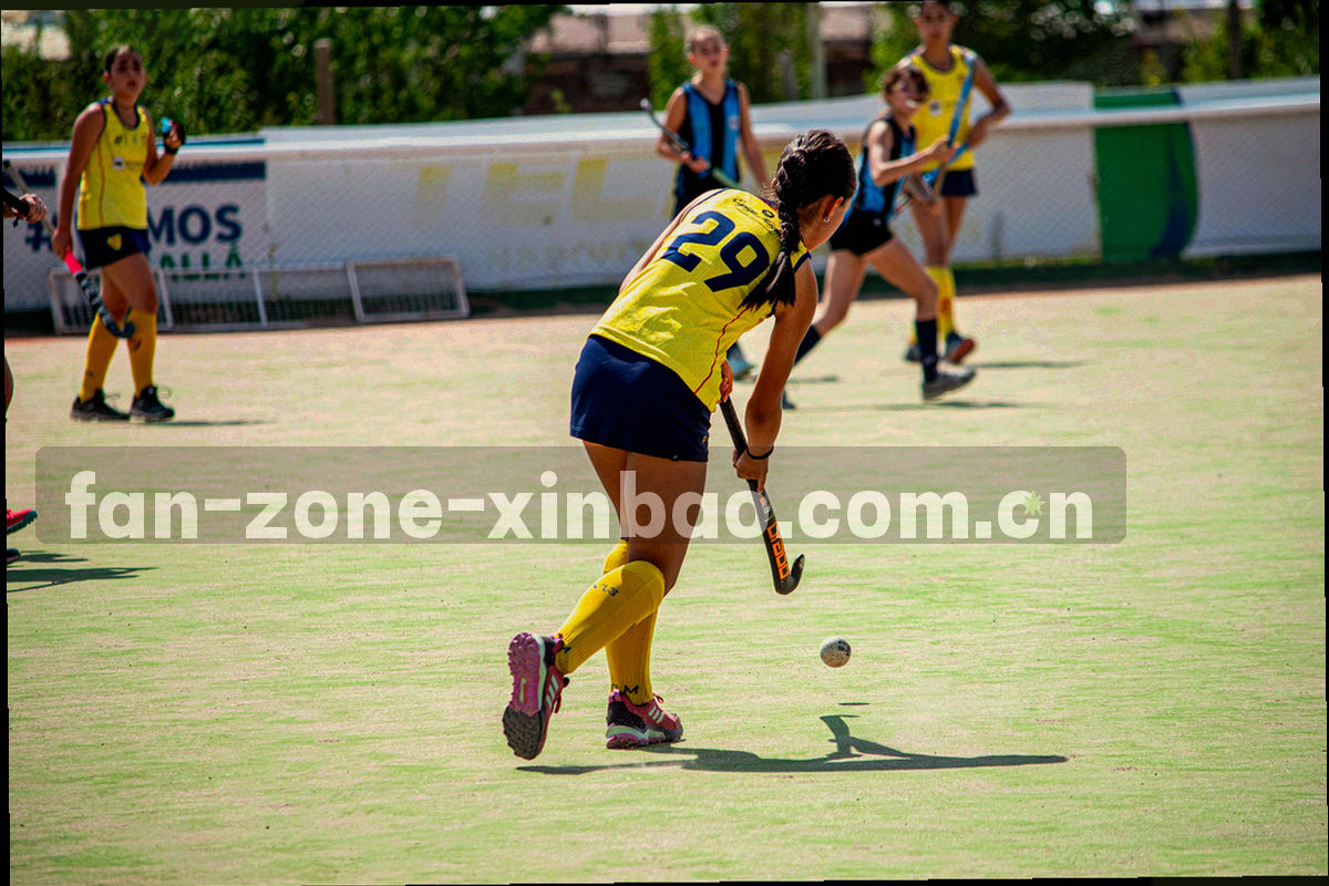 暗色界面上的数据卡片排布，橙红与草皮绿的数字在灯光下发亮